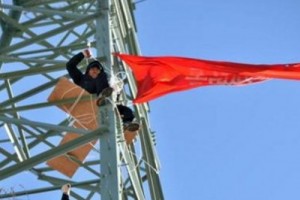 Заемные работники  Hyundai от безысходности забрались на опору ЛЭП