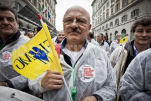 Итальянцы потребовали отставки премьер-министра