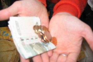 Менеджеры и кадровики уверяют, что зарплату работникам не задерживают