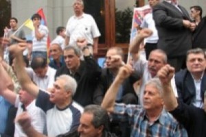 Армяне требуют свою зарплату с президента