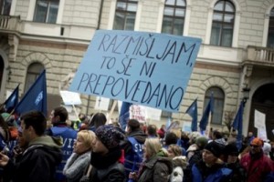 Словенские бюджетники требуют отставки премьера