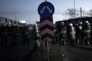 Греческих забастовщиков попытались взять штурмом Греческих забастовщиков попытались взять штурмом