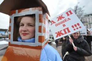 Молодые семьи вышли на митинг, требуя предоставить им обещанное жилье