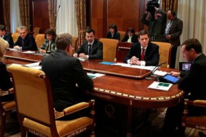 Медведев считает договоренности между работодателями и работниками формальными