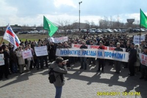 Работники АЦБК вышли на пикет, требуя повысить им зарплату и прекратить давление на профсоюз