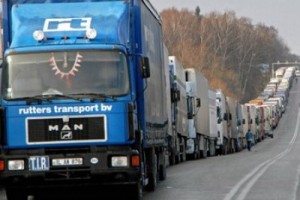 Дальнобойщики устроили флешмоб: выбрасывают мусор на Рублевку