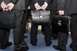 Экзамены «штатным» чиновникам разрешат сдавать реже, а «временным» - чаще и всерьез