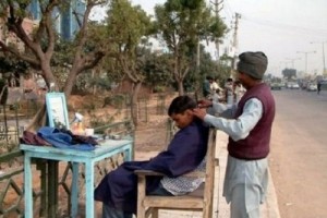 Старейшую парикмахерскую Пскова выгоняют на улицу