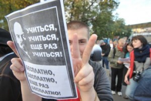 "Учитель" протестует, а профсоюз работников наробразования добивается