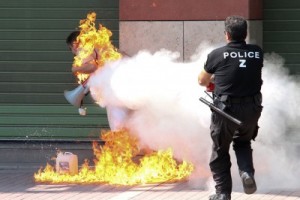 Грек поджег себя рядом с банком