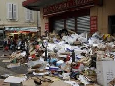 В Афинах демобилизуют мусорщиков