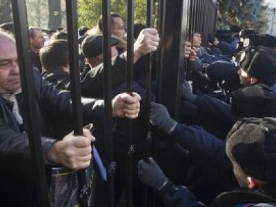 Украинские чернобыльцы прорвались в здание Верховной Рады