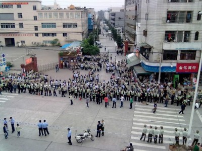 Китайские рабочие перекрыли трассу