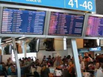 Техперсонал улегся на взлетно-посадочную полосу