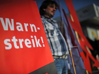 Работники германского госсектора празднуют победу