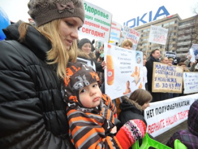 Московские родители снова выходят на улицу против "порошкового" меню в садах Московские родители снова выходят на улицу против "порошкового" меню в садах