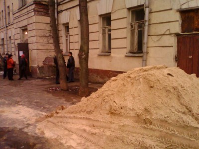 Жильцов общежития выселяют силой Жильцов общежития выселяют силой