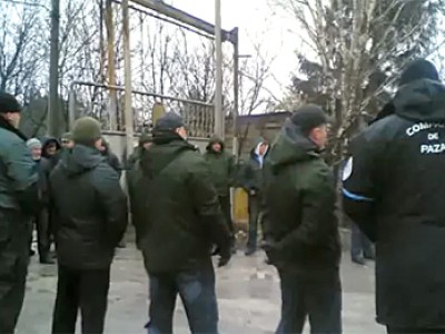 Работники молдавского завода выбивают зарплату из-под колес грузовиков с продукцией