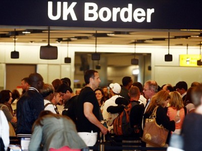 Слова британской королевы вывели тысячи людей на протесты