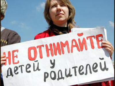 В Анапе протестовали против введения ювенальной юстиции В Анапе протестовали против введения ювенальной юстиции