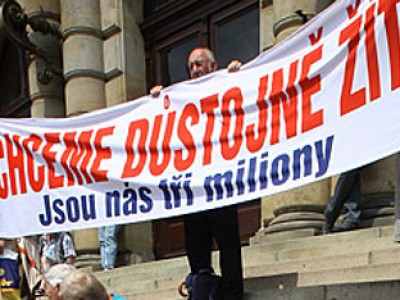 Правительство Чехии собралось сэкономить на пенсионерах и инвалидах