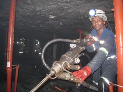 Золотодобывающая компания уволила 1000 работников за забастовку