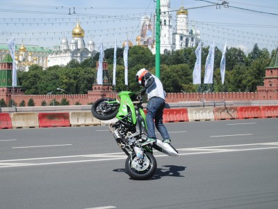 У стен Кремля проходит грандиозное гоночное шоу