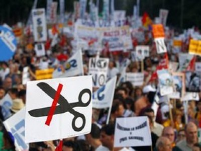 Массовый протест в Испании прошел под траурными флагами