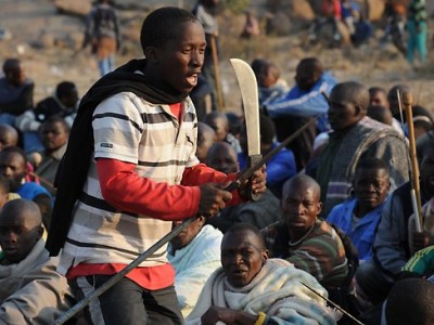 Конфликт профсоюзов на шахте Lonmin закончился перестрелкой с полицией (фото)