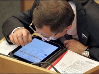 Чиновники смогут работать до 70 лет