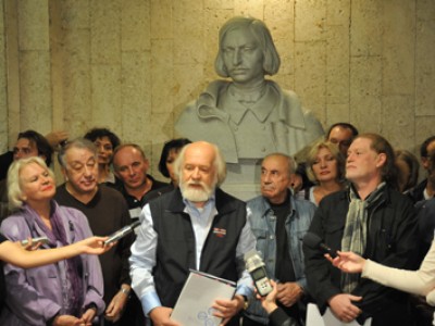 Сотрудники театра им. Гоголя требуют, чтобы им дали работать