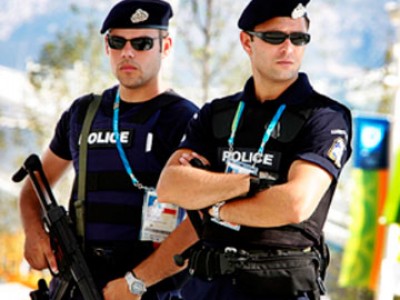 Меры жесткой экономии выгнали на марши протеста греческих полицейских