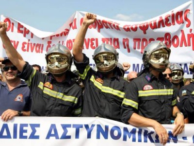 В Греции новый сбора урожая сокращений и всенародных протестов