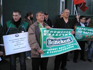 Работники пивоварни «Heineken» (Санкт-Петербург) провели пикет, требуя прекратить сокращение работников и проиндексировать заработную плату на уровень инфляции Работники пивоварни «Heineken» (Санкт-Петербург) провели пикет, требуя прекратить сокращение работников и проиндексировать заработную плату на уровень инфляции