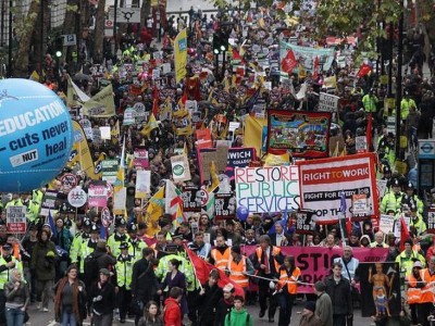 Британские профсоюзы проводят марш за "будущее, которое работает"