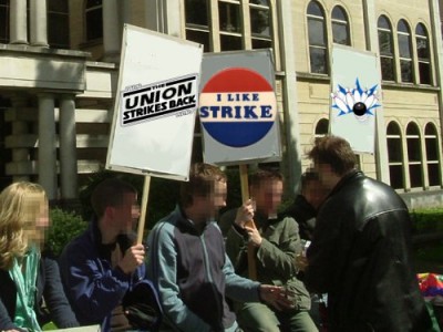 Произошли столкновения бастующих работников авиакомпании Air France с полицией