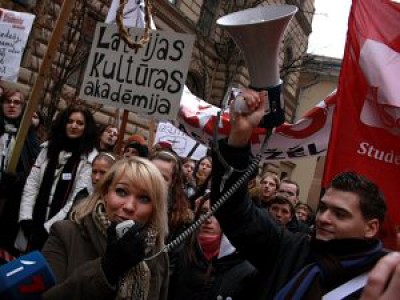 Рижские студенты вышли на марш протеста против сокращения финансирования на высшее образование