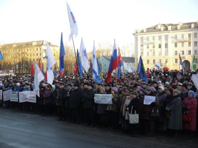 Около 2000 профсоюзных активистов вышли на митинг в Северодвинске Около 2000 профсоюзных активистов вышли на митинг в Северодвинске