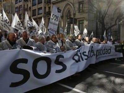 Испанцы с ограниченными возможностями требуют оставить их пособия в покое