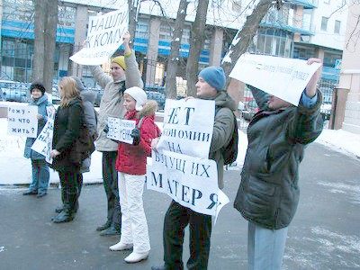 Накануне 8 марта женщины вышли на митинг требовать достойной жизни