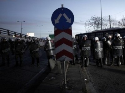 Греческих забастовщиков попытались взять штурмом