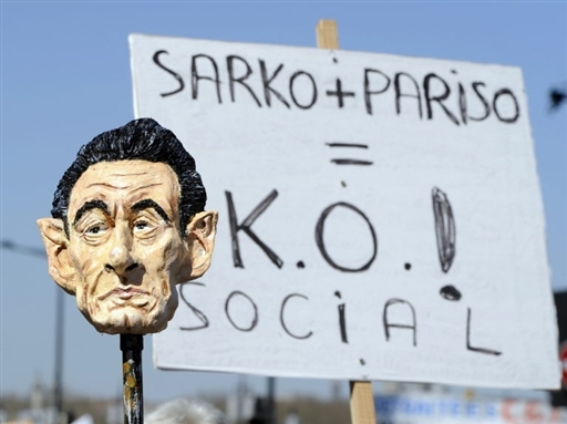 Граждане Франции пикетируют административные здания, перекрывают дороги и доступы к значимым для страны объектам