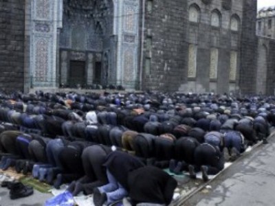 Власти Туниса запретили коллективные молитвы на улицах городов; забастовки в стране не запрещены