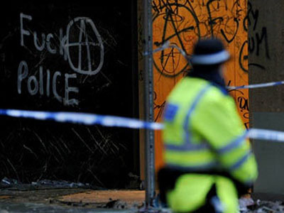 В результате вчерашних беспорядков в Лондоне пострадало 14 человек и штаб-квартира консервативной партии
