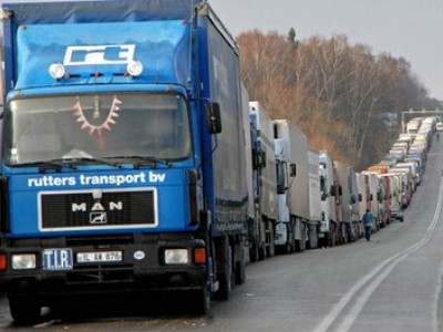 Дальнобойщики устроили флешмоб: выбрасывают мусор на Рублевку