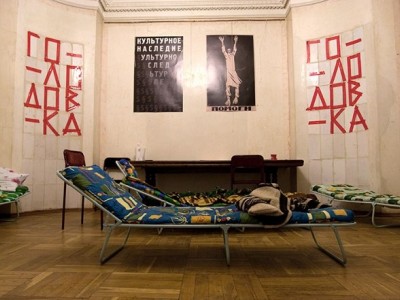 Работники драмтеатра начали бессрочную голодовку