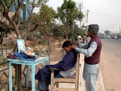 Старейшую парикмахерскую Пскова выгоняют на улицу