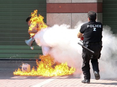 Грек поджег себя рядом с банком