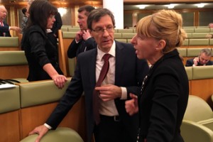 Балансируя между зарплатой и пособием