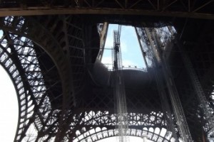 Работники Эйфелевой башни прекратили забастовку